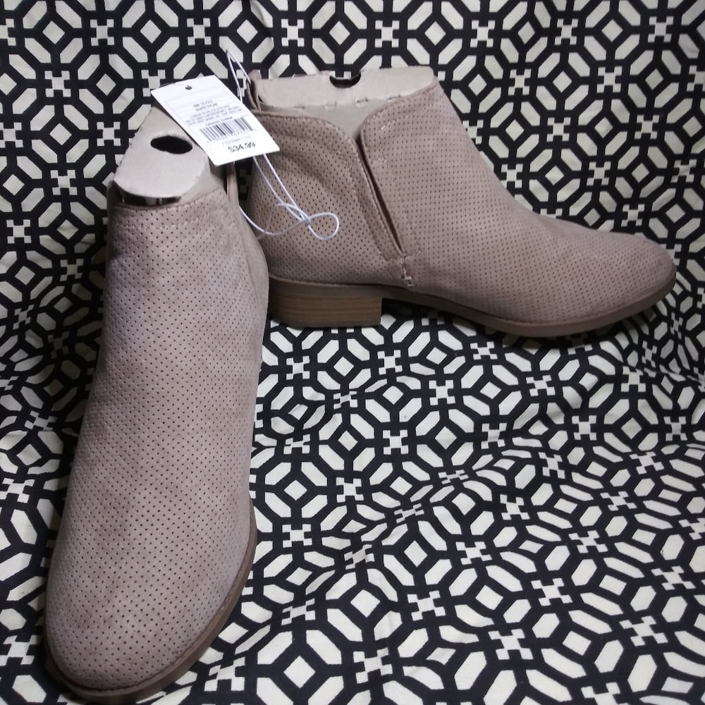 Boots - Picture 3 of 4